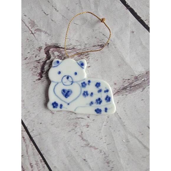 Porcelain Cat Kitten Blue and White Ornament Heart Floral Design - Picture 1 of 3